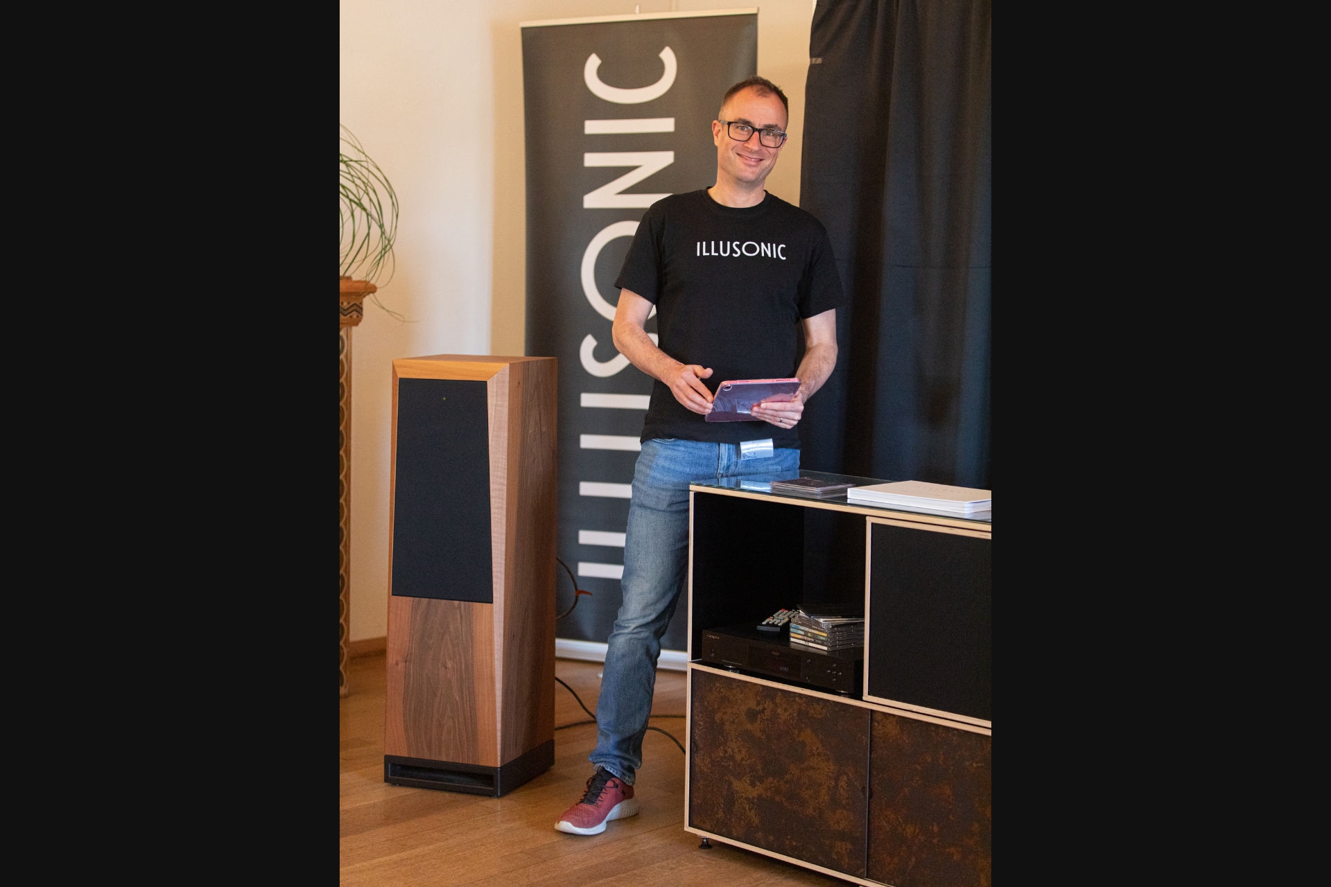 Viele Musikanlagen haben einen engen Sweetspot. Illusonic Prozessoren verbessern die räumliche Abbildung. Im Bild Geschäftsführer Christof Faller während der Demo mit PSI Lautsprechern. Bild Klangschloss